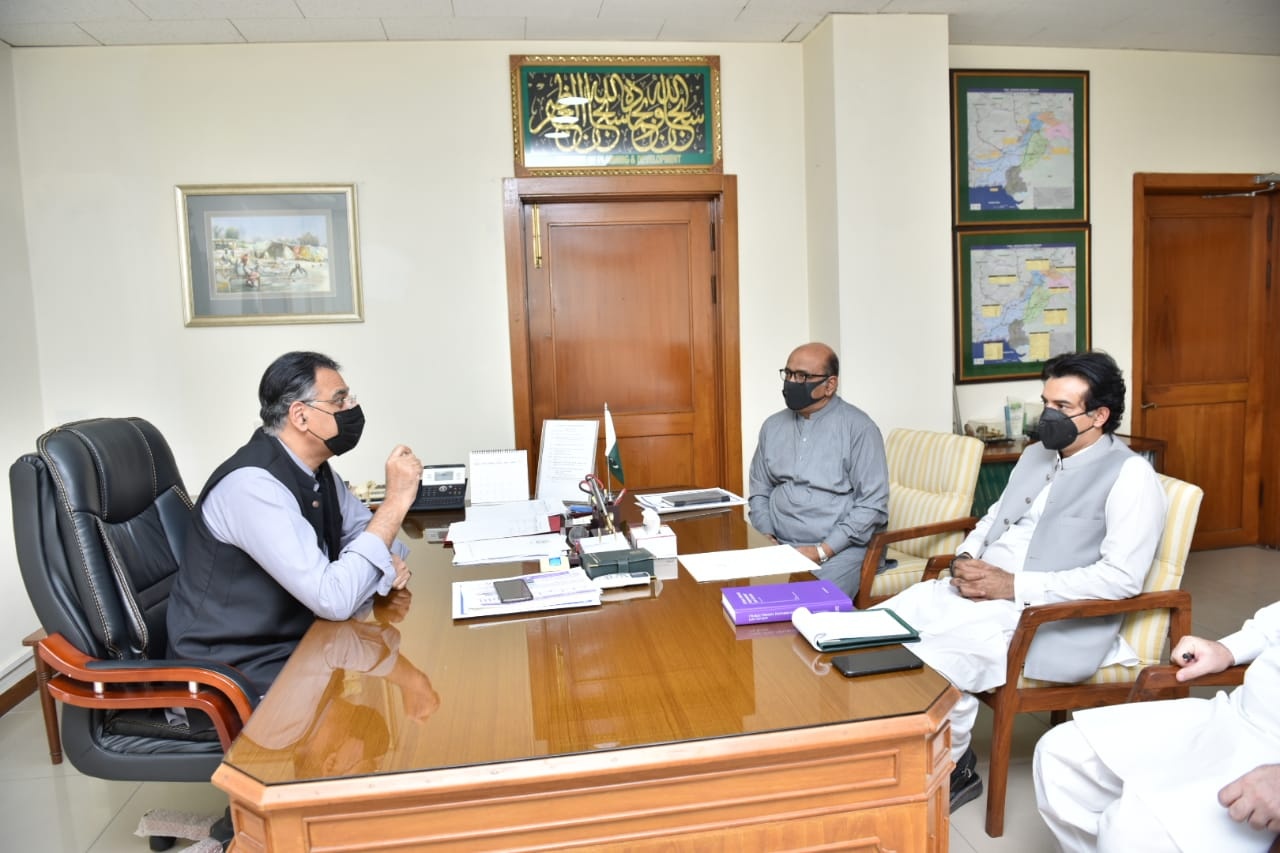 SAPM for Youth Affairs and Head of Successful Youth Program Usman Dar met with Federal Minister for Planning, Development, and Special Initiatives Asad Umar in Islamabad.