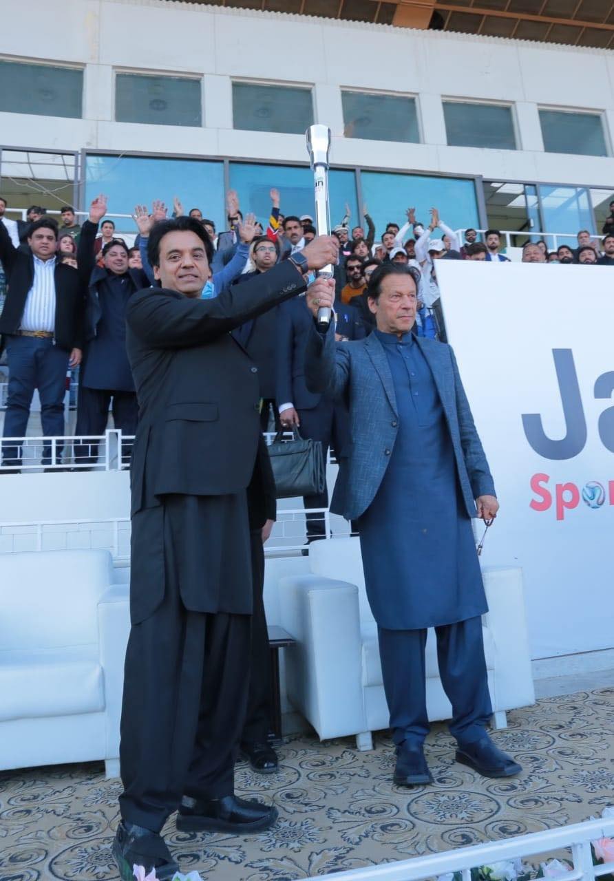 PM Imran Khan along with SAPM Usman Dar، handed over the torch to the youth on the occasion of the inauguration of Kamyab Jawan Sports Drive