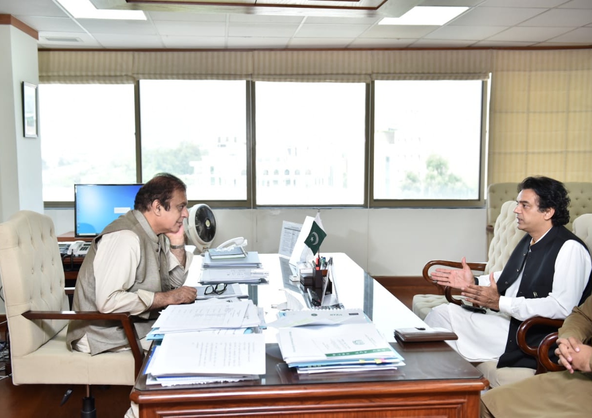 Special Assistant to the Prime Minister for Youth Affairs and Head of Kamyab Jawan Programme Usman Dar called on Federal Minister for Science and Technology Senator Shibli Faraz in Islamabad.