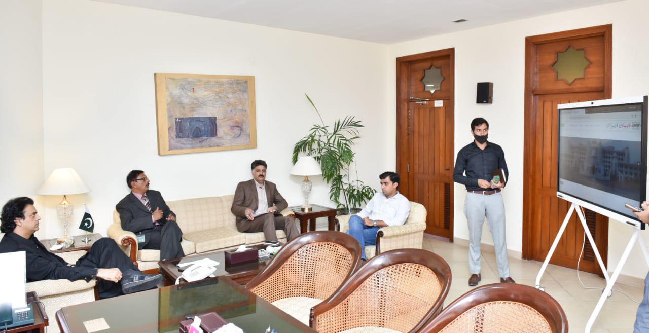Special Assistant for Youth Affairs / Head of Kamyab Jawan Prgramme Usman Dar meets Director General and Chief Executive Officer of the National Information Technology Board.