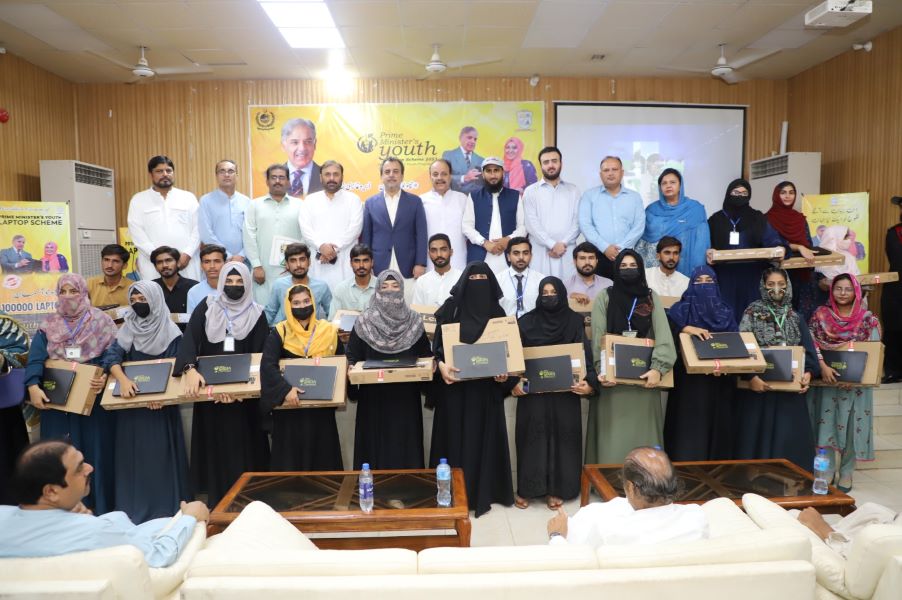 A laptop distribution ceremony was also held at Ghazi University, Dera Ghazi Khan.  The Former Minister attended the event and distributed laptops to the students.
