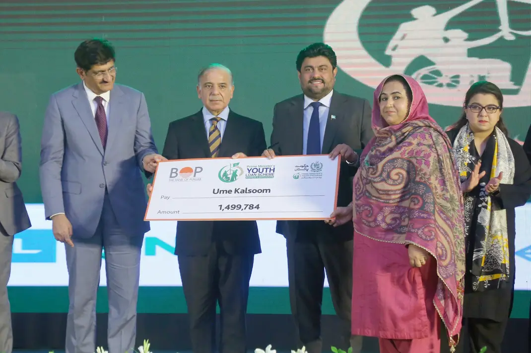 A laptop distribution and cheque distribution ceremony was held at Karachi Governor House under the Prime Minister Youth Program. 
Prime Minister shehbaz Shareef distributed Cheques among the beneficiaries under the PMYB&ALS (Prime Minister's Youth Business and Agriculture Loan Scheme).
