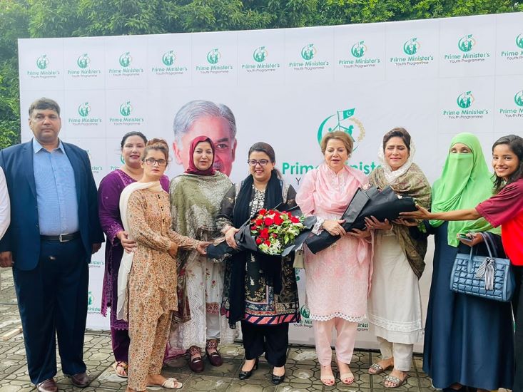 Under the Prime Minister's Youth Program, the provincial hockey and football league was organized at Lahore College for Women University.
Special Assistant to Prime Minister on Youth Affairs Shaza Fatima attended the closing ceremony as a special guest. Medals and prizes were also distributed among the best players at the ceremony.