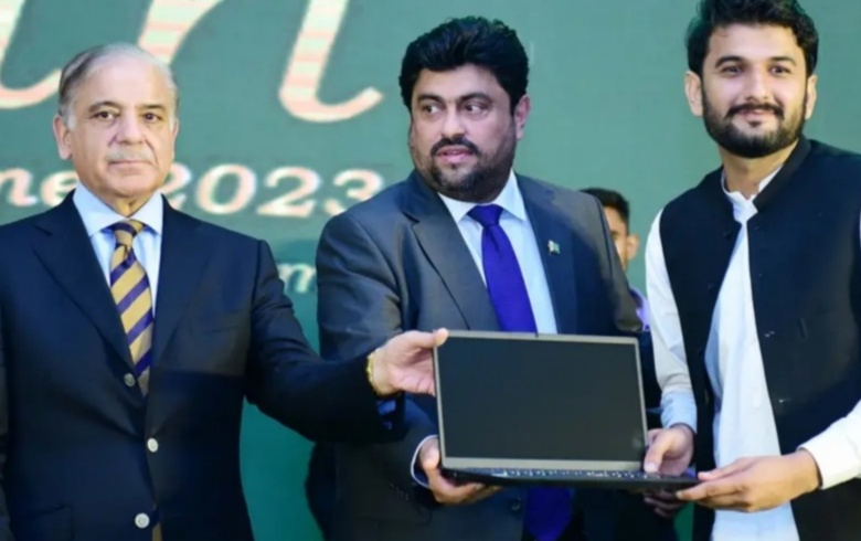 A laptop distribution ceremony was organized under Prime Minister Youth Program in Karachi Governor House.Prime Minister Shehbaz Sharif distributed laptops among eligible, high-achieving students.